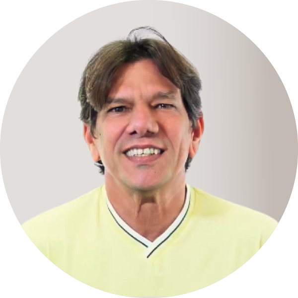 Alejandro Clavelo headshot